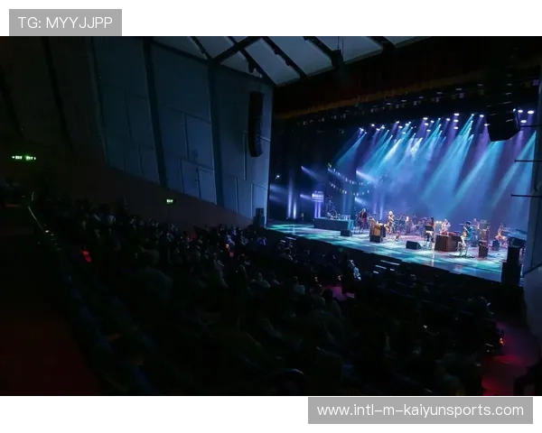 印度主场氛围太炸，全场歌声不停，印度歌手演唱会